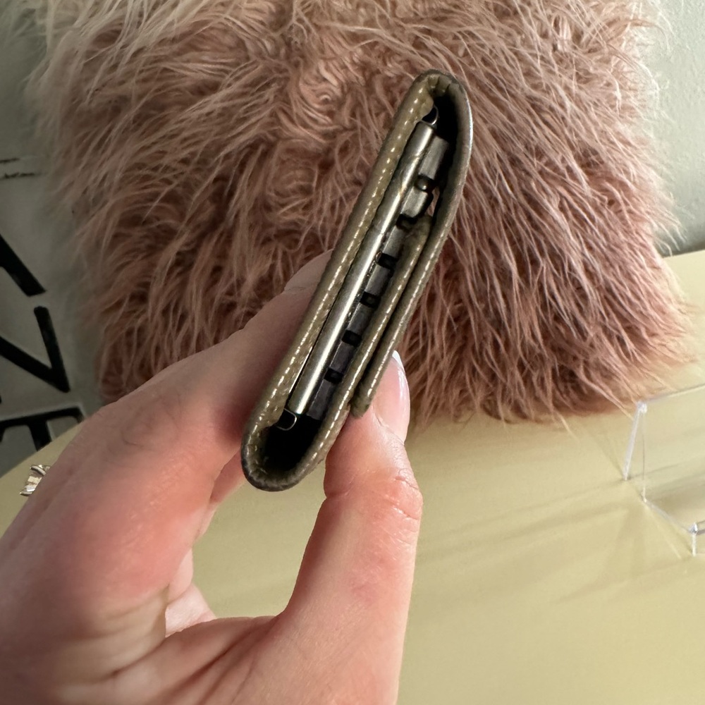 Louis Vuitton Pepper Gray 6 Key Holder - Picture 3 of 7